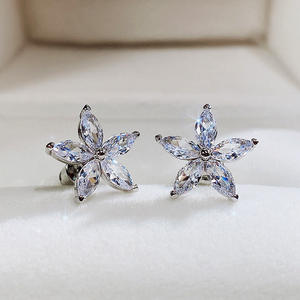 Boucles d'oreilles clous fleur E1292, sertissage griffe diamant rouge, bijoux classiques en cristal pour femme avec diamant et cristal - Product Image 5