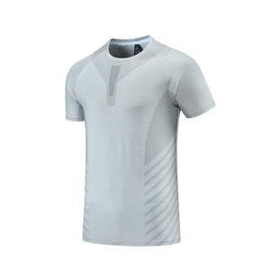 T-shirt de sport ajusté personnalisé à séchage rapide, vêtements de sport en gros, vêtements d'entraînement pour hommes, t-shirt de course à manches courtes pour la salle de sport - Product Image 6