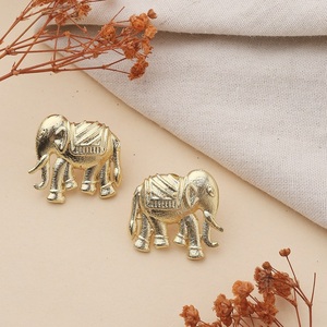 Boucles d'oreilles élégantes en forme d'éléphant faites à la main pour femmes, bijoux animaux symboliques uniques, design minimaliste, parfaites pour les fêtes - Product Image 4