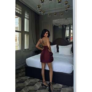 Robe de soirée Cherry Freyya style mini avec élégante décoration rose sur le bas - Product Image 1