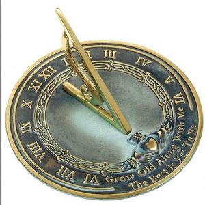 Reloj Claddagh de Latón Personalizado, Hecho a Mano, Obra de Arte Decorativa, Adorno para Jardín o Escritorio, Regalo - Product Image 2