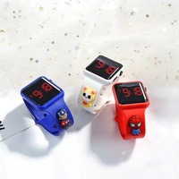 Offre Spéciale nouvelle poupée carrée pour enfants Led montre électronique sport tactile dessin animé main anneau montre