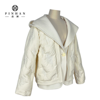 Veste en duvet d'hiver blanc pur de style designer, manteau en duvet court à col en laine avec capuche pour femme avec broderie personnalisée