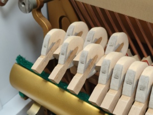 Piano Vertical Yamaha U1D de 88 Teclas, Color Blanco, Estilo Clásico, Teclas Contrapesadas, Tablero de Sonido de Madera Sólida, Montaje en Suelo, 418101 U1 - Product Image 6