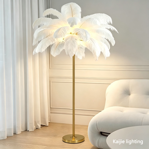 <span class=keywords><strong>Lampada</strong></span> da Terra di Lusso <span class=keywords><strong>con</strong></span> <span class=keywords><strong>Piume</strong></span> e Asta in Metallo Dorato, Luce Decorativa Romantica ed Elegante per Camera da Letto e Soggiorno - Product Image 1