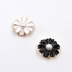 JFRB101 Cubrebotones de Esmalte Negro/Blanco con Diseño de Flor, Accesorios sin Costuras, Clip Desmontable con Perla y Flor para <span class=keywords><strong>Botones</strong></span> de Camisas - Product Image 1