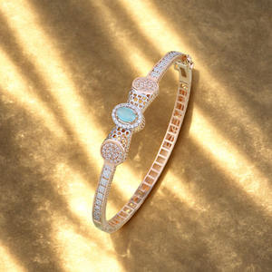 Bracelet de luxe en or rose élégant avec moissanite, design nid d'abeille en pierre vert menthe, poli miroir, bijou statement pour femme - Product Image 1