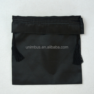 Sac à poussière en satin noir avec cordon de serrage et logo personnalisé pour emballage cadeau personnalisé avec options de personnalisation disponibles - Product Image 4