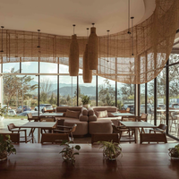 Canapé de style luxueux en tissu avec table et chaises pour restaurant
