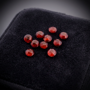 Granate Rojo Natural de 10mm, Corte Redondo en Tablero de Ajedrez, Gema Suelta Certificada por Terceros, Marca Gopika para Joyería, Venta al Por Mayor - Product Image 1