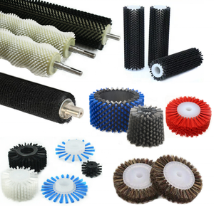 Spazzola a rullo per pulizia trasportatori a spirale in nylon e crine di cavallo, personalizzata per uso industriale, con albero cilindrico in plastica - Product Image 1