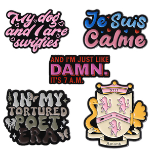Épinglette en émail « Mon chien et moi sommes des Swifties » personnalisée avec les paroles de la chanson « In My Tortured Poet Era », broches, badge de revers, bijoux pour sac, cadeau pour les fans - Product Image 1