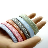 Palette de couleurs Macaron Bracelet de poignet sport en silicone avec impression UV pour la promotion des entreprises et le cadeau de Noël pour un joyeux anniversaire