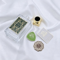 Étiquettes de marque personnalisées OEM ODM de luxe en or brossé, autocollants rectangulaires imperméables pour parfums, plaque métallique pour parfums