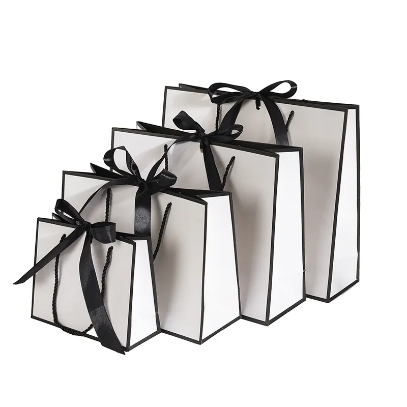 Sacs en papier d'emballage de vêtement de luxe imprimé de logo personnalisé Sacs de cadeau de boutique avec la corde de ruban