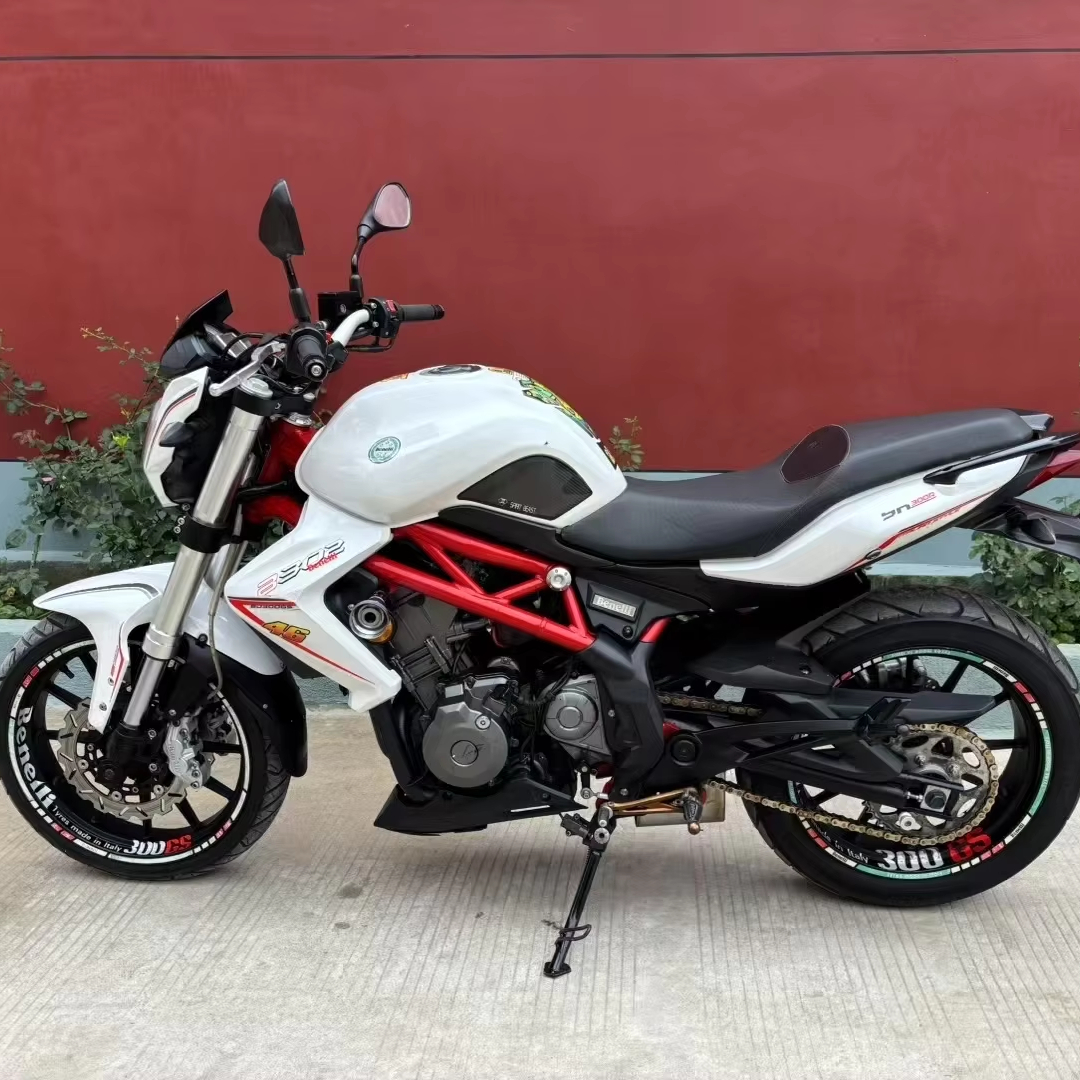 Подержанные мотоциклы: Benelli Huanglong 300 Sportbike, рабочий объем: 300cc Streetbike, гоночный мотоцикл
