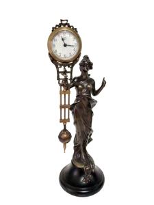 Horloge de table mécanique à <span class=keywords><strong>pendule</strong></span> oscillant de style Diana en laiton antique américain du XVIIe siècle, imitée, 3 jours d'autonomie - Product Image 1