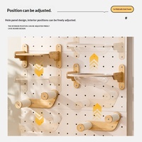 Structure murale d'escalade pour chat en bois massif avec panneau perforé, nid intégré et plateforme de saut pour toutes les saisons