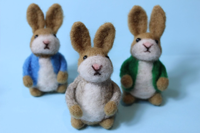 Petit lapin multicolore en laine artisanale Peter Rabbit