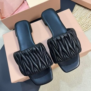 Sandalias de cuña de piel de oveja plisadas informales de verano para mujer, con logo metálico y punta cuadrada, versátiles para usar al aire libre, ideales para la playa - Product Image 2