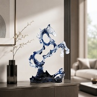 Sculpture de cheval en résine bleue transparente avec roche de style Scolar Rock, figurine équestre de table pour la décoration de bureau et de maison