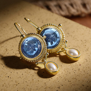 Orecchini vintage con gancio in perla simulata color oro per donna, gioielli eleganti e delicati - Product Image 3