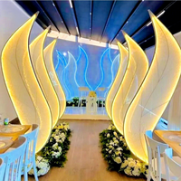 Décoration de scène en forme de feuille en métal doré, grand format, style luxe léger, avec éclairage d'ambiance, pour mariages, hôtels et événements