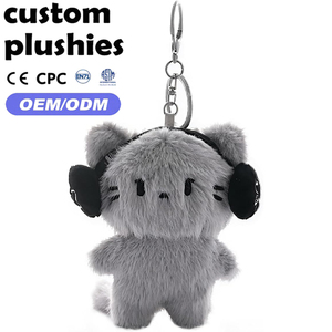 Venta Directa de Fábrica: Llavero de Peluche de Gato Gris Kawaii con Audífonos Negros para Estudiantes - Product Image 1