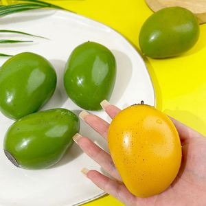 ของเล่นมะม่วงคริสต์มาส TPR Kawaii ดีไซน์ไม่ซ้ำใคร เปลี่ยนสีได้ บีบคลายเครียด ของเล่นแปลกใหม่ มีกลิ่นหอม - Product Image 1