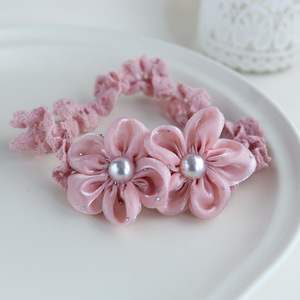 <span class=keywords><strong>Fascia</strong></span> per capelli <span class=keywords><strong>rossa</strong></span> per neonati con elementi decorativi. Accessorio per capelli a forma di fiore per bambini, tempestato di diamanti, in raso. - Product Image 4