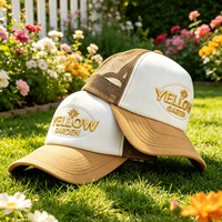 Gorra Trucker de Malla de Algodón Bicolor Blanca y Caqui con Logotipo de Jardín Bordado en 3D Dorado Ovalado Personalizado y Cierre Ajustable