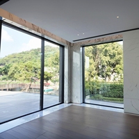 Puerta Corredera Exterior de Aluminio Multicarril con Vidrio Templado Resistente a Impactos, Aprobada para Huracanes en Florida, para Villas y Centros Comerciales