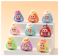 Mini-Charms Kawaii Häschen Neue Flockierte Dreiköpfige Kaninchen-Puppe mit Hut für Schlüsselanhänger Überraschungs-Blindbag Mystery Box Kinderspielzeug