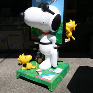 2025 haute qualité usine en gros fibre de verre résine Statue personnalisée grandeur nature dessin animé chien Sculpture décoration de la maison <span class=keywords><strong>Snoopy</strong></span> - Product Image 4