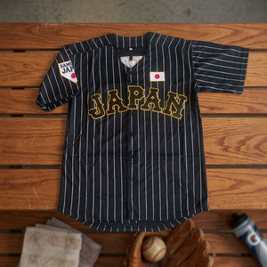 Camiseta de Béisbol Japonesa para Hombre, Manga Corta, Rayas Blancas y Negras, Logotipo Bordado, Cierre de Botones, Corte Regular, Ropa para Adultos - Product Image 2