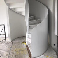Escalier en colimaçon élégant blanc avec structure métallique courbée, prix concessionnaire