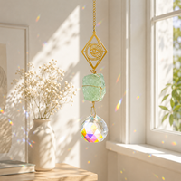 Attrape-soleil en pierre brute de fluorite verte naturelle, ornement suspendu, design soleil et lune, prisme de cristal, décoration de fenêtre