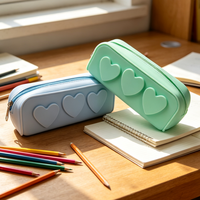 Étui de papeterie élégant et mignon en silicone, pochette étanche à fermeture éclair, logo personnalisé, trousse de toilette portable pour femmes