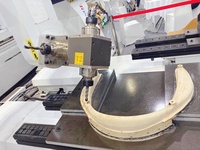 Centre d'usinage CNC 5 axes pour la production de meubles en bois massif avec tiges transversales, perçage et fraisage