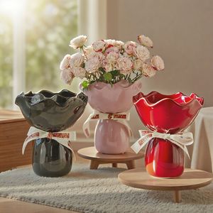 Ensemble <span class=keywords><strong>de</strong></span> vases en céramique à bord festonné et à ruban - Vases décoratifs romantiques pour la maison et les cadeaux - Product Image 1