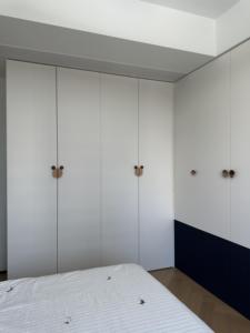 Nouvelle Armoire en Bois Moderne et Simple pour Chambre à Coucher, Grande Capacité, Design Durable et Écologique, Nouveauté en Promotion - Product Image 6