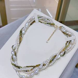 Collier multi-couches torsadé en or 14 carats sur mesure, fait main avec des perles d'eau douce naturelles et des perles de tourmaline pour femmes - Product Image 1