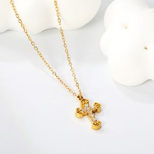 Collier tendance en acier inoxydable plaqué or 18 carats avec pendentif croix chrétienne en zircon cubique et diamant - Product Image 3