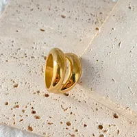 Bague élégante eManco à double boucle en acier inoxydable plaqué or PVD - Bijou délicat hypoallergénique sans nickel pour femme