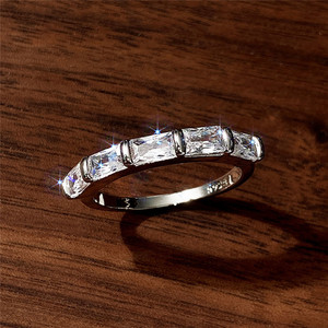 Anello scintillante intarsiato per donna, elegante gioiello alla moda per tutti i giorni - Product Image 3