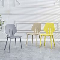 Échantillon gratuit, chaise de salle à manger en plastique PP empilable minimaliste aux couleurs personnalisées pour cuisine et restaurant
