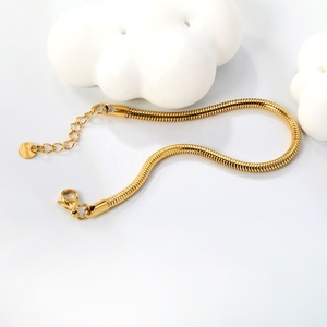 Pulsera de Joyería Unisex al por Mayor, Chapada en Oro de 18K, Cadena de Eslabones Moderna, Pulsera de Acero Inoxidable con Dijes para Mujer - Product Image 3