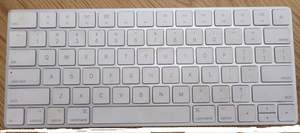 Teclado Inalámbrico Magic Keyboard MLB22LL/A con USB Tipo-C y Retroiluminación RGB de 7 Colores para Portátil A1644 - Product Image 3