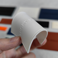 Écusson en PVC caoutchouc personnalisé avec logo en relief, à coudre sur les jeans, étiquette en plastique pour vêtements, badges 3D pour vêtements
