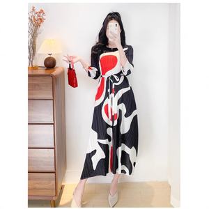 <span class=keywords><strong>Issey</strong></span> <span class=keywords><strong>Miyake</strong></span> 2025 primavera nuevo vestido plisado estampado cuello en V elegante patrón Floral Casual adelgazamiento suelto largo Midi frente Natural - Product Image 1